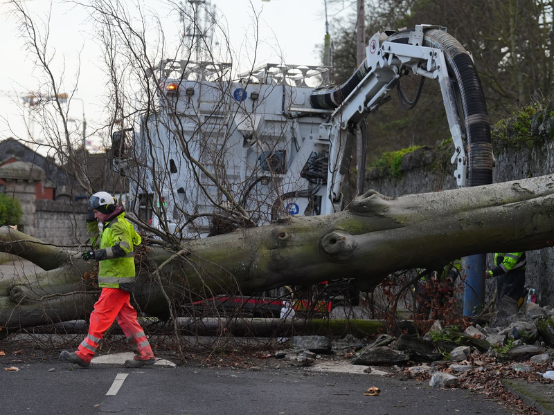 Die Wetterlage in Irland und Großbritannien bleibt angespannt. - Foto: Brian Lawless/PA Wire/dpa