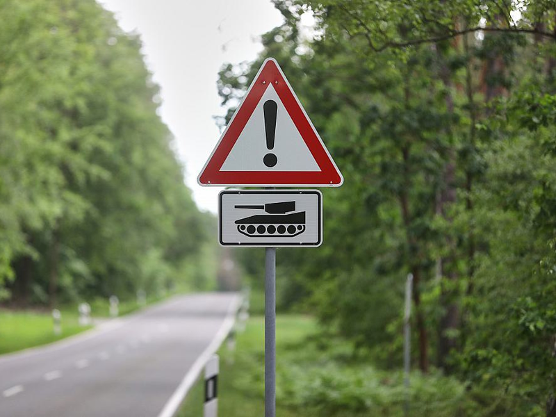 Warnung vor Panzern (Archiv) - Foto: über dts Nachrichtenagentur