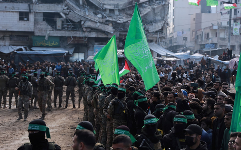 Hamas-Kämpfer während der Übergabe. - Foto: Abed Hajjar/AP/dpa