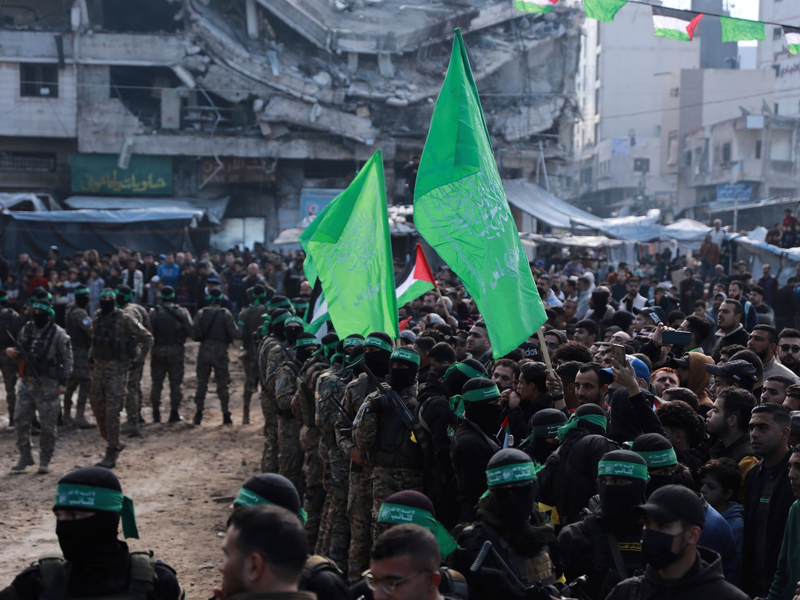 Hamas-Kämpfer während der Übergabe. - Foto: Abed Hajjar/AP/dpa