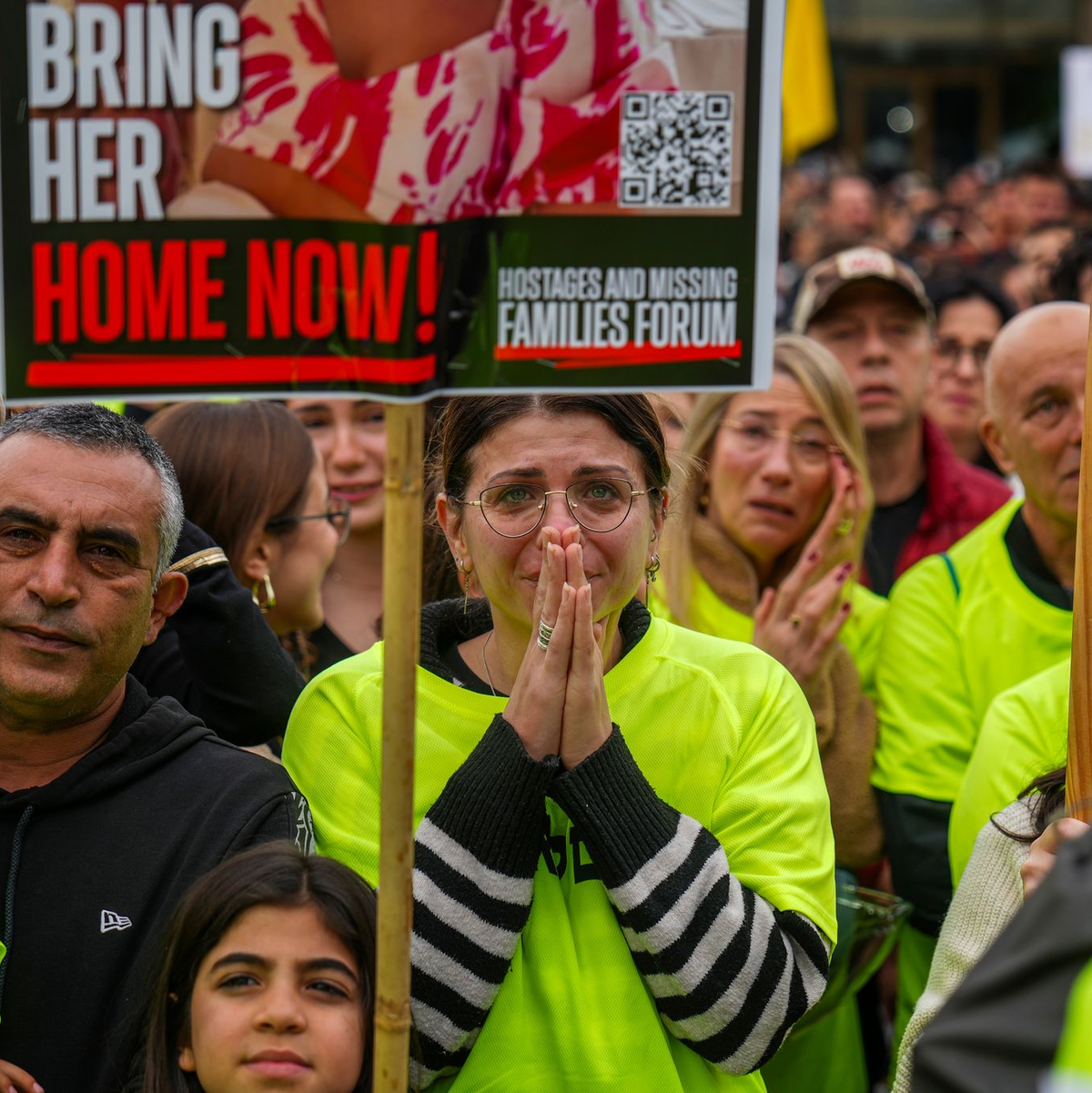 Viele Menschen verfolgten in Tel Aviv die Nachricht über die Freilassung von vier Geiseln aus Hamas-Gefangenschaft. - Foto: Ariel Schalit/AP/dpa