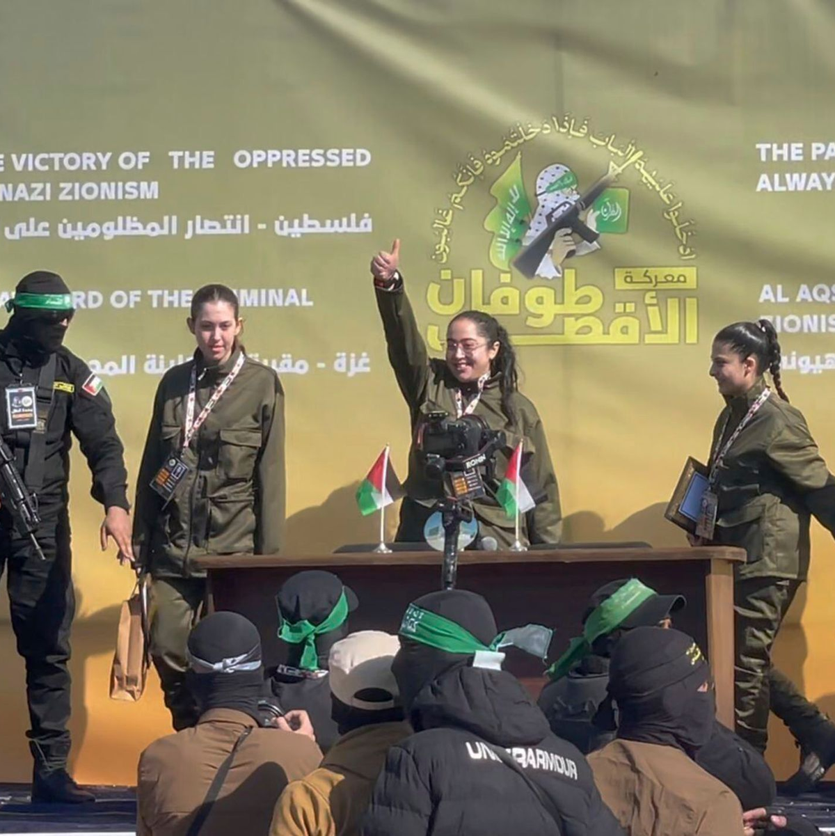 Die vier freigelassenen Geiseln werden auf einer Bühne der Menge präsentiert. - Foto: Uncredited/AP/dpa