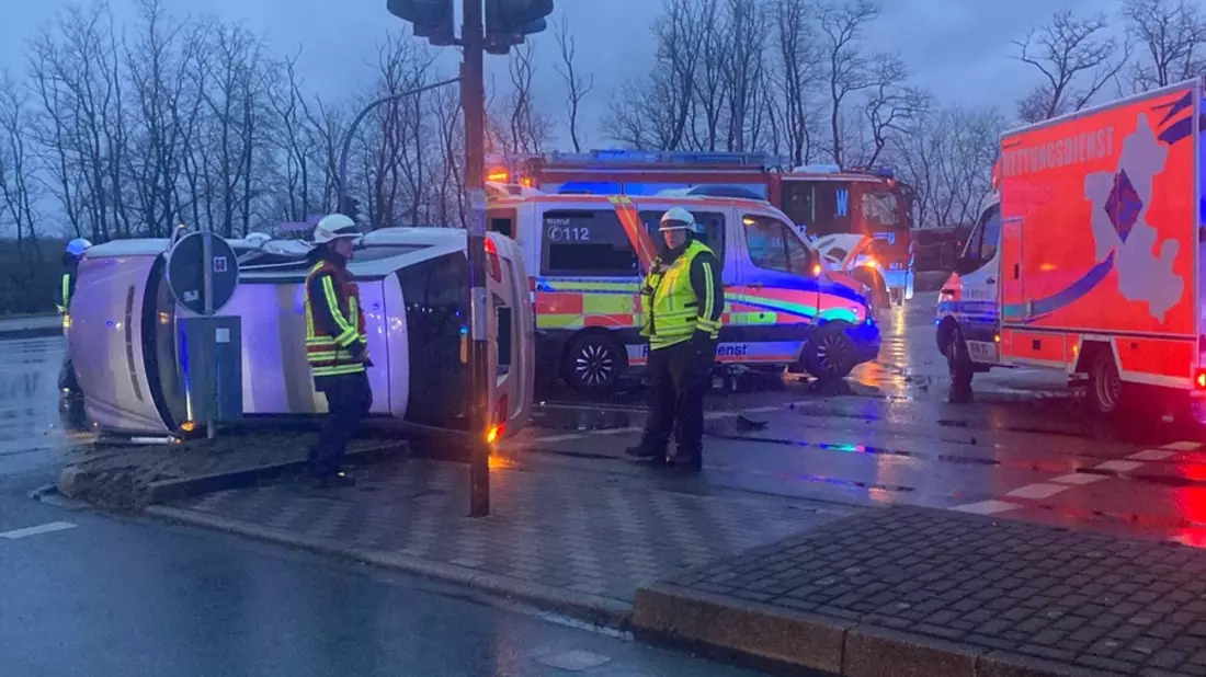 FW-EN: Verkehrsunfall mit 2 Fahrzeugen - Feuerwehr ist gleich zweimal Retter in der Not - Bild: presseportal.de