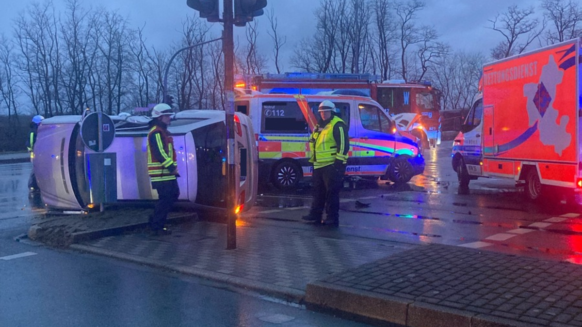 FW-EN: Verkehrsunfall mit 2 Fahrzeugen - Feuerwehr ist gleich zweimal Retter in der Not - Foto: presseportal.de