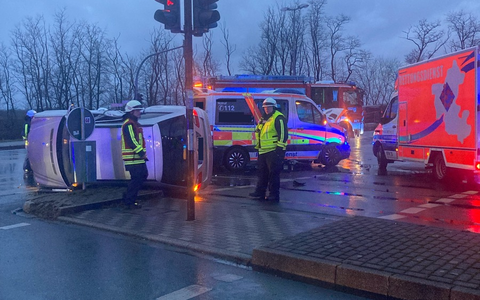 FW-EN: Verkehrsunfall mit 2 Fahrzeugen - Feuerwehr ist gleich zweimal Retter in der Not - Foto: presseportal.de FW-EN: Verkehrsunfall mit 2 Fahrzeugen - Feuerwehr ist gleich zweimal Retter in der Not - Foto: presseportal.de