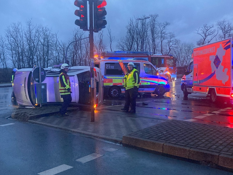 FW-EN: Verkehrsunfall mit 2 Fahrzeugen - Feuerwehr ist gleich zweimal Retter in der Not - Foto: presseportal.de