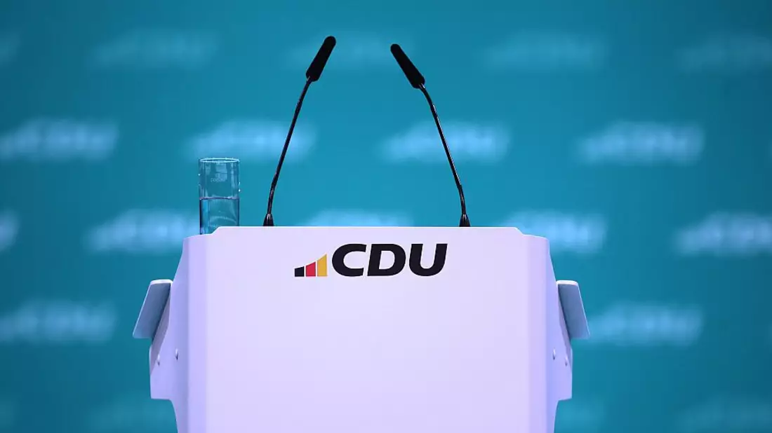 Rednerpult mit CDU-Logo (Archiv) - Bild: über dts Nachrichtenagentur