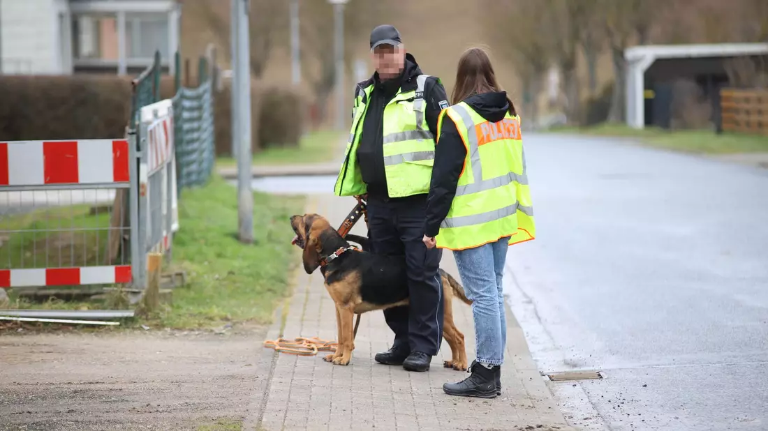 Nach dem Fund einer Leiche sucht die Polizei nun die Untermieterin des Opfers. - Bild: Stefan Rampfel/dpa