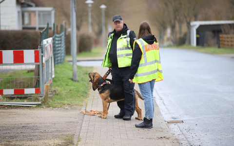 Nach dem Fund einer Leiche sucht die Polizei nun die Untermieterin des Opfers. - Foto: Stefan Rampfel/dpa