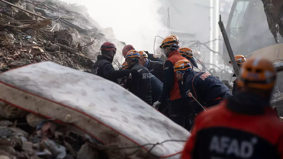 Aus noch ungeklärter Ursache stürzte ein vierstöckiges Wohngebäude in der Provinz Konya ein. - Bild: Ugur Yildirim//DIA Photo/AP/dpa