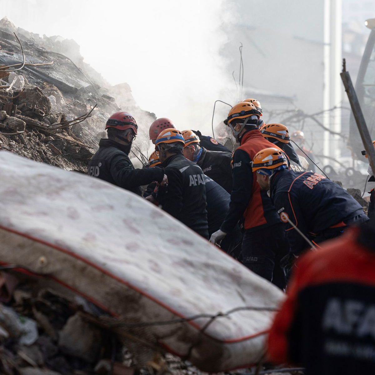 Aus noch ungeklärter Ursache stürzte ein vierstöckiges Wohngebäude in der Provinz Konya ein. - Foto: Ugur Yildirim//DIA Photo/AP/dpa