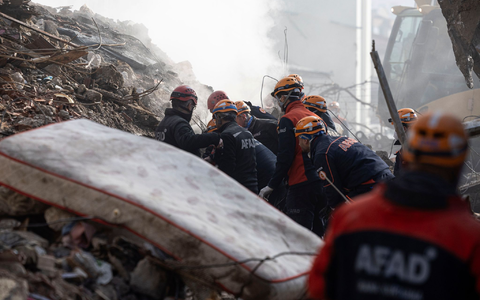 Aus noch ungeklärter Ursache stürzte ein vierstöckiges Wohngebäude in der Provinz Konya ein. - Foto: Ugur Yildirim//DIA Photo/AP/dpa