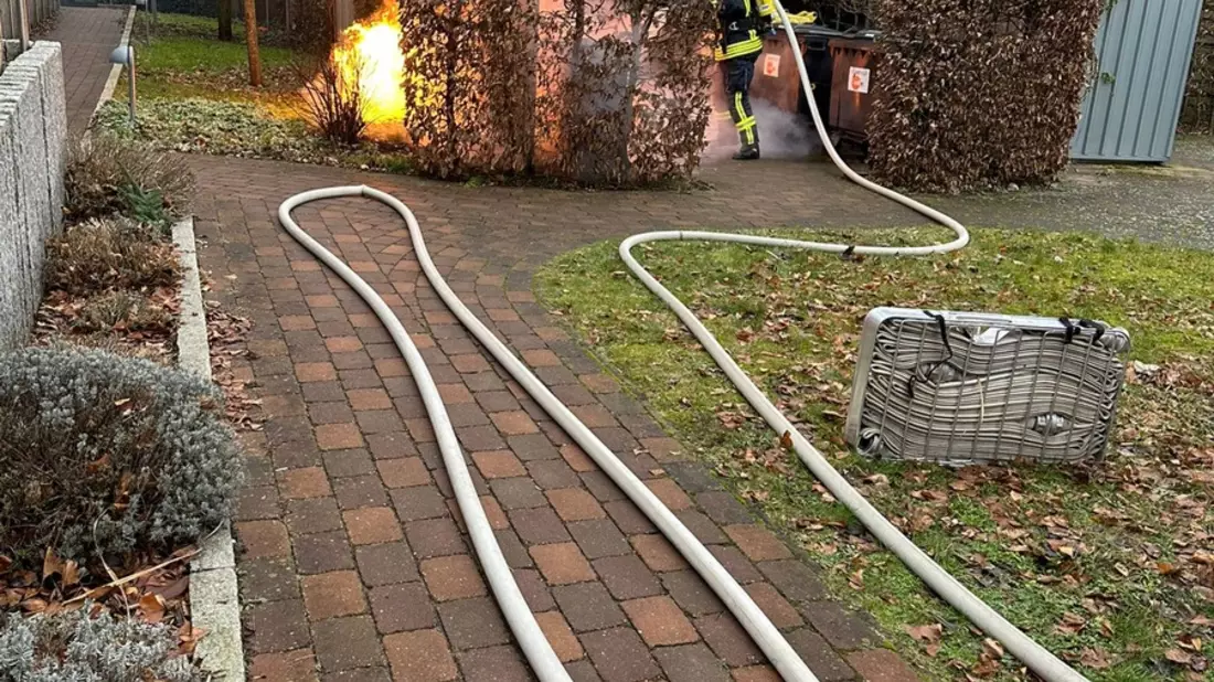 FW Celle: Papiercontainer brennen in der Hattendorffstraße - Bild: presseportal.de