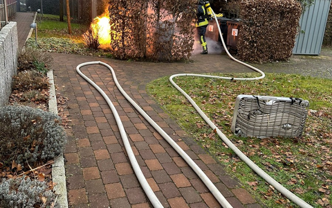 FW Celle: Papiercontainer brennen in der Hattendorffstraße - Foto: presseportal.de