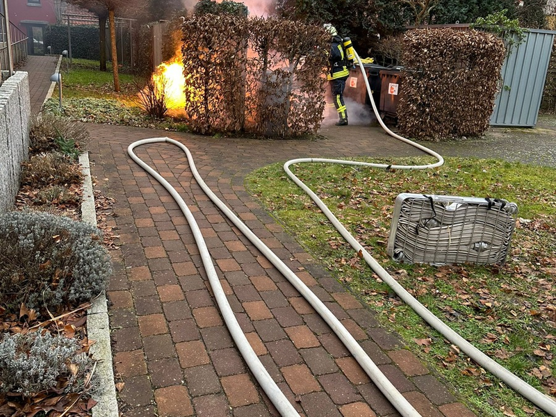 FW Celle: Papiercontainer brennen in der Hattendorffstraße - Foto: presseportal.de