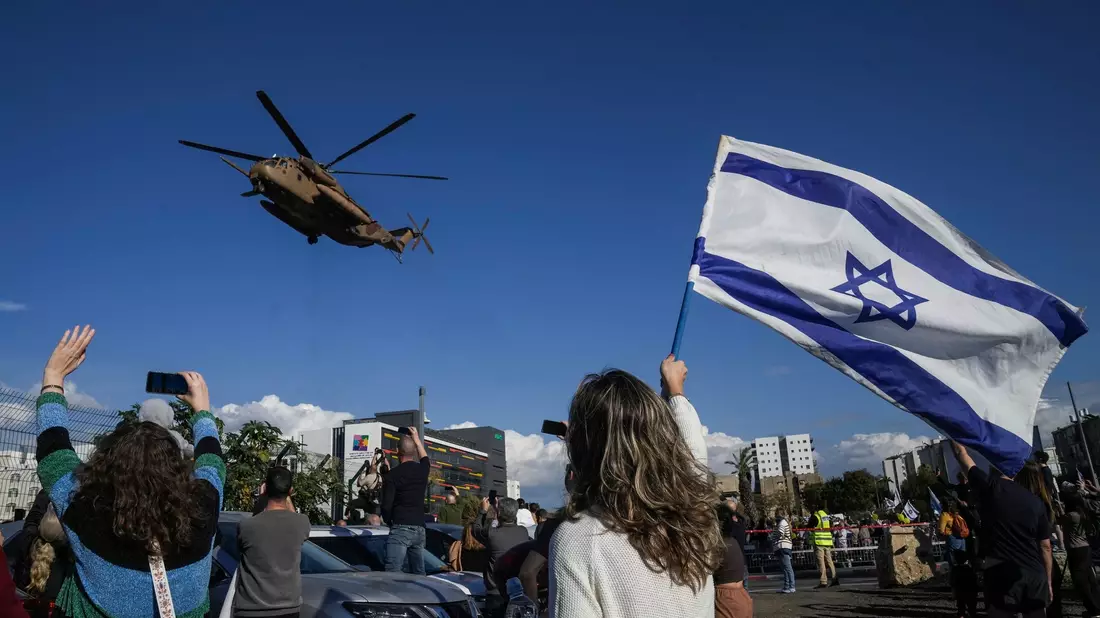 Den Geiseln wurden in Israel bereits erwartet - ihnen wurde ein emotionaler Empfang bereitet.  - Bild: Maya Alleruzzo/AP/dpa