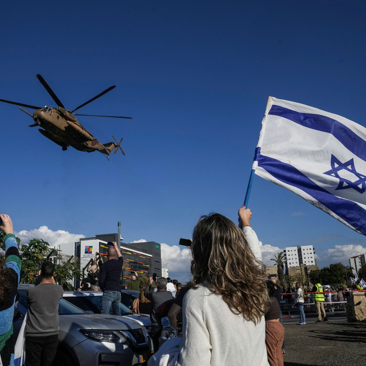 Den Geiseln wurden in Israel bereits erwartet - ihnen wurde ein emotionaler Empfang bereitet.  - Foto: Maya Alleruzzo/AP/dpa