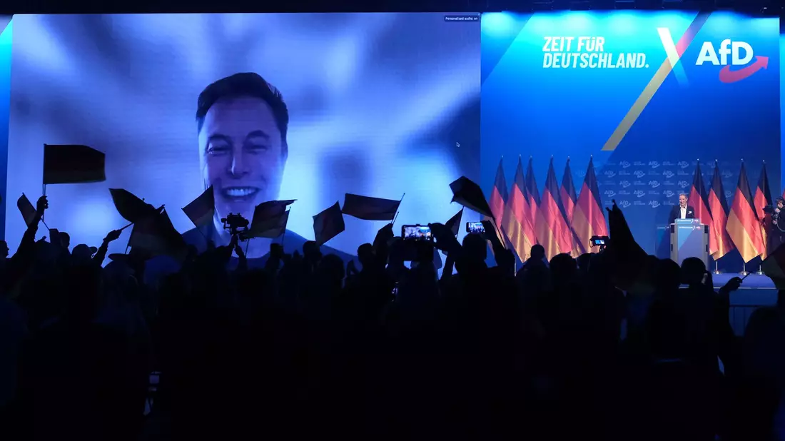 Tesla-Chef Elon Musk lässt sich beim AfD-Wahlkampfauftakt feiern.  - Bild: Sebastian Willnow/dpa