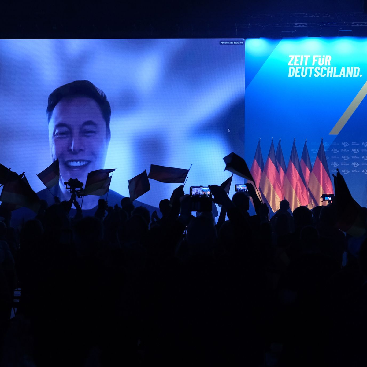 Tesla-Chef Elon Musk lässt sich beim AfD-Wahlkampfauftakt feiern.  - Foto: Sebastian Willnow/dpa