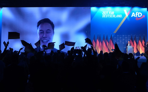 Tesla-Chef Elon Musk lässt sich beim AfD-Wahlkampfauftakt feiern.  - Foto: Sebastian Willnow/dpa