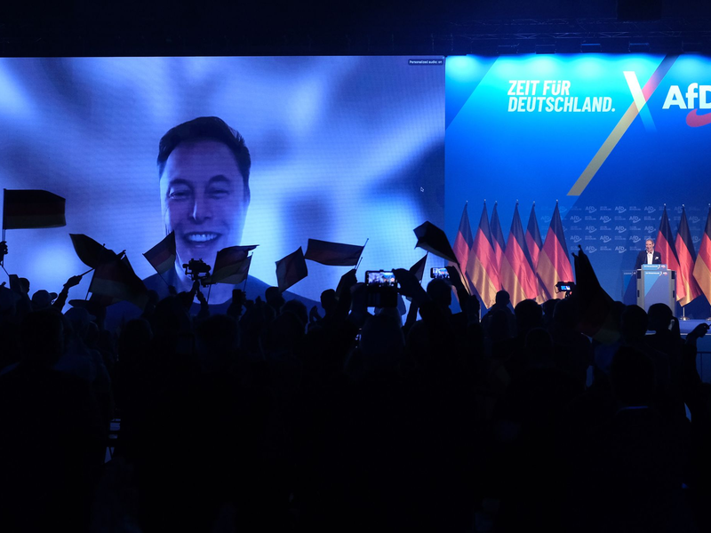Tesla-Chef Elon Musk lässt sich beim AfD-Wahlkampfauftakt feiern.  - Foto: Sebastian Willnow/dpa