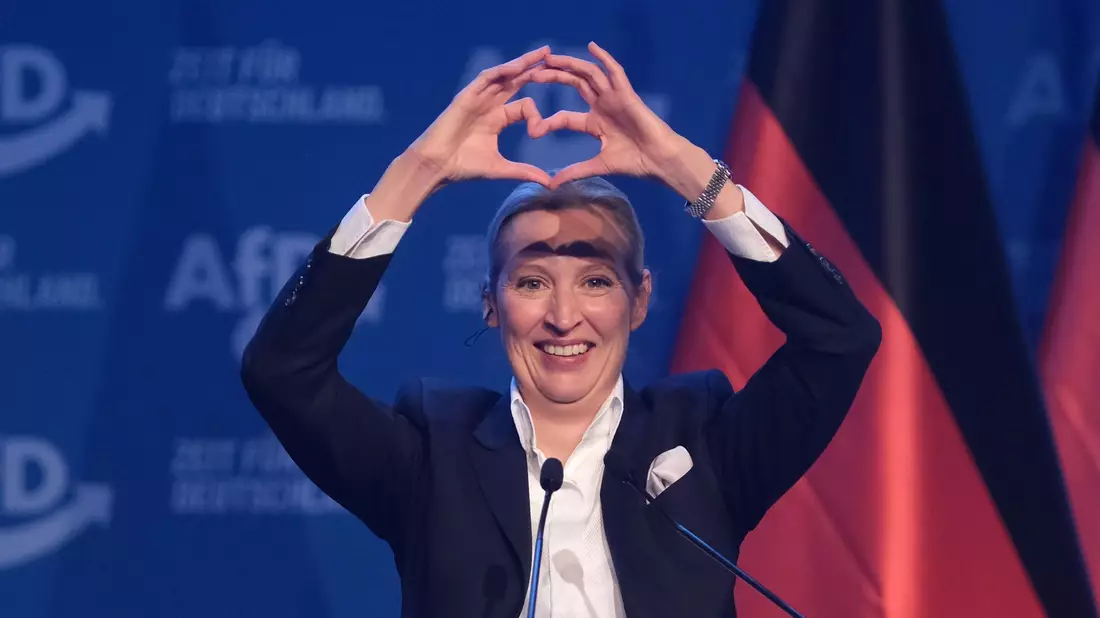 AfD-Chefin Alice Weidel wird von Anhängern gefeiert.  - Bild: Sebastian Willnow/dpa