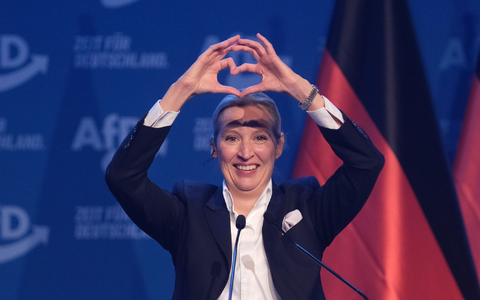 AfD-Chefin Alice Weidel wird von Anhängern gefeiert.  - Foto: Sebastian Willnow/dpa