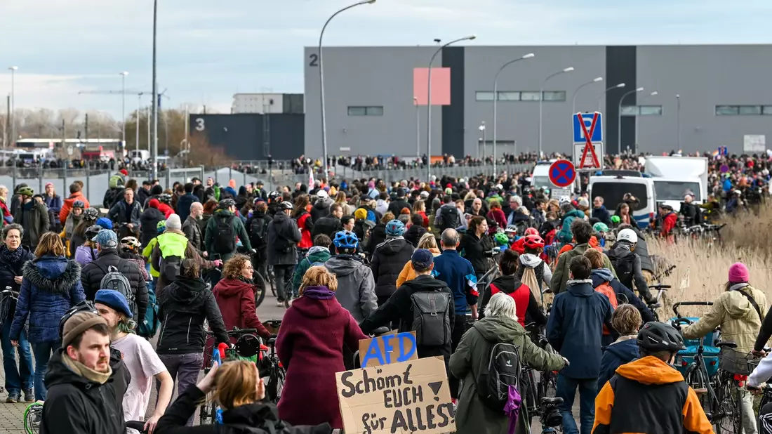 Nach Polizeiangaben versammelten sich an der Messe in Halle etwa 8.000 Gegendemonstranten. - Bild: Heiko Rebsch/dpa