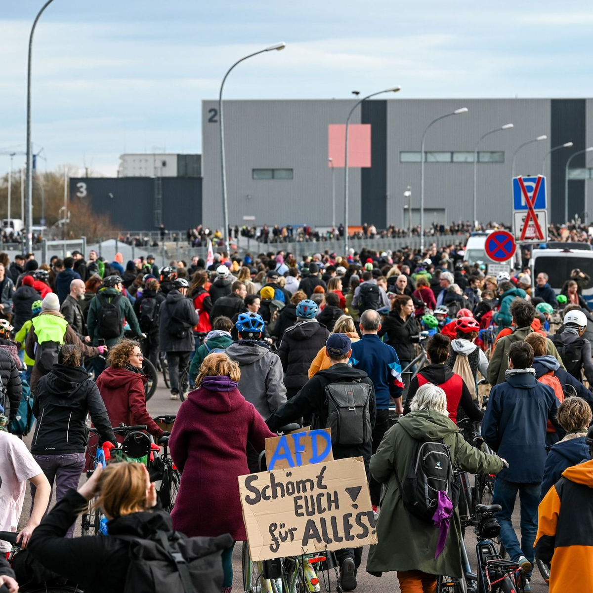 Nach Polizeiangaben versammelten sich an der Messe in Halle etwa 8.000 Gegendemonstranten. - Foto: Heiko Rebsch/dpa