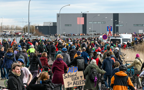 Nach Polizeiangaben versammelten sich an der Messe in Halle etwa 8.000 Gegendemonstranten. - Foto: Heiko Rebsch/dpa