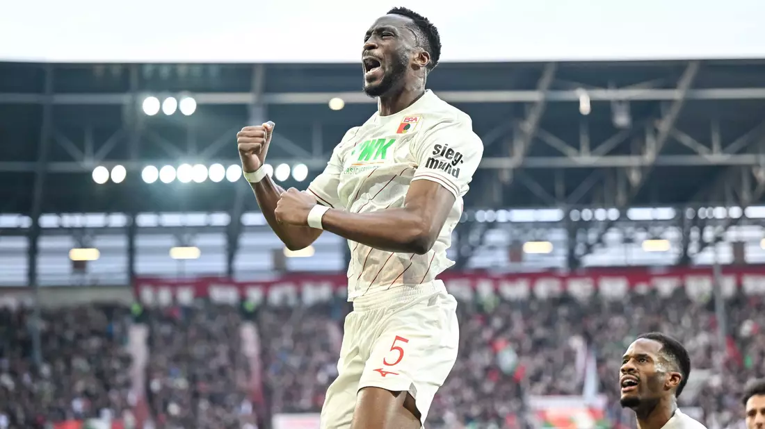 Chrislain Matsima beschert dem FC Augsburg das 1:0. - Bild: Harry Langer/dpa