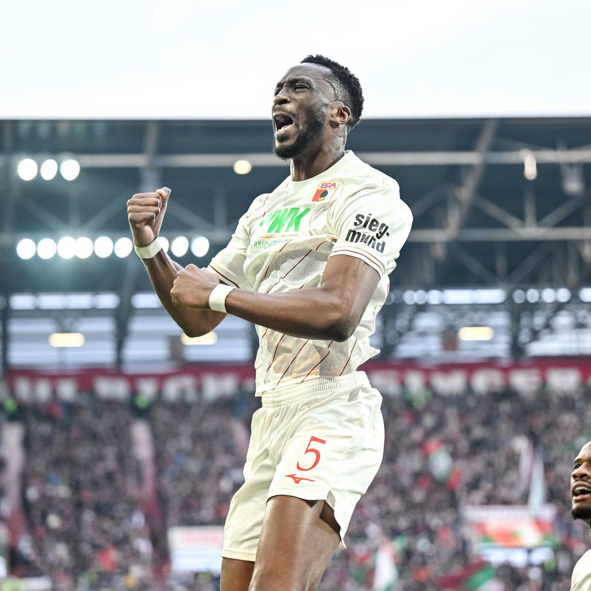 Chrislain Matsima beschert dem FC Augsburg das 1:0. - Foto: Harry Langer/dpa