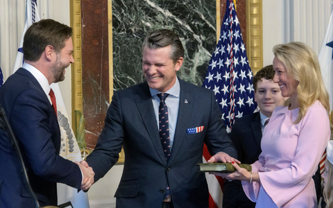 US-Vize Vance vereidigt den neuen Pentagon-Chef.  - Foto: Rod Lamkey/AP Photo/dpa