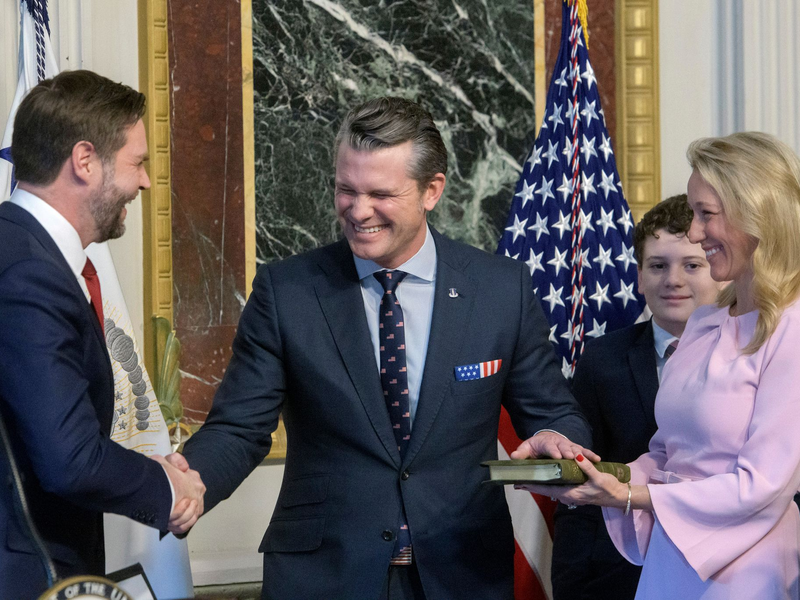 US-Vize Vance vereidigt den neuen Pentagon-Chef.  - Foto: Rod Lamkey/AP Photo/dpa