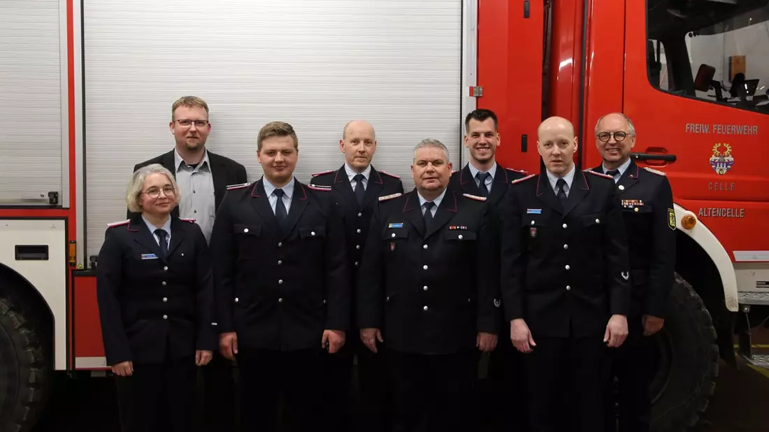 FW Celle: Mitgliederversammlung der Feuerwehr Altencelle - Ortsbrandmeister Sebastian Promoli mit Ehrennadel des LFV Niedersachsen in Bronze ausgezeichnet - Bild: presseportal.de