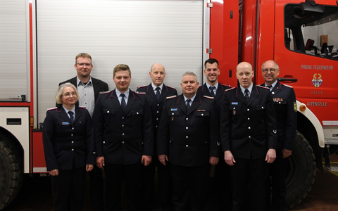 FW Celle: Mitgliederversammlung der Feuerwehr Altencelle - Ortsbrandmeister Sebastian Promoli mit Ehrennadel des LFV Niedersachsen in Bronze ausgezeichnet - Foto: presseportal.de