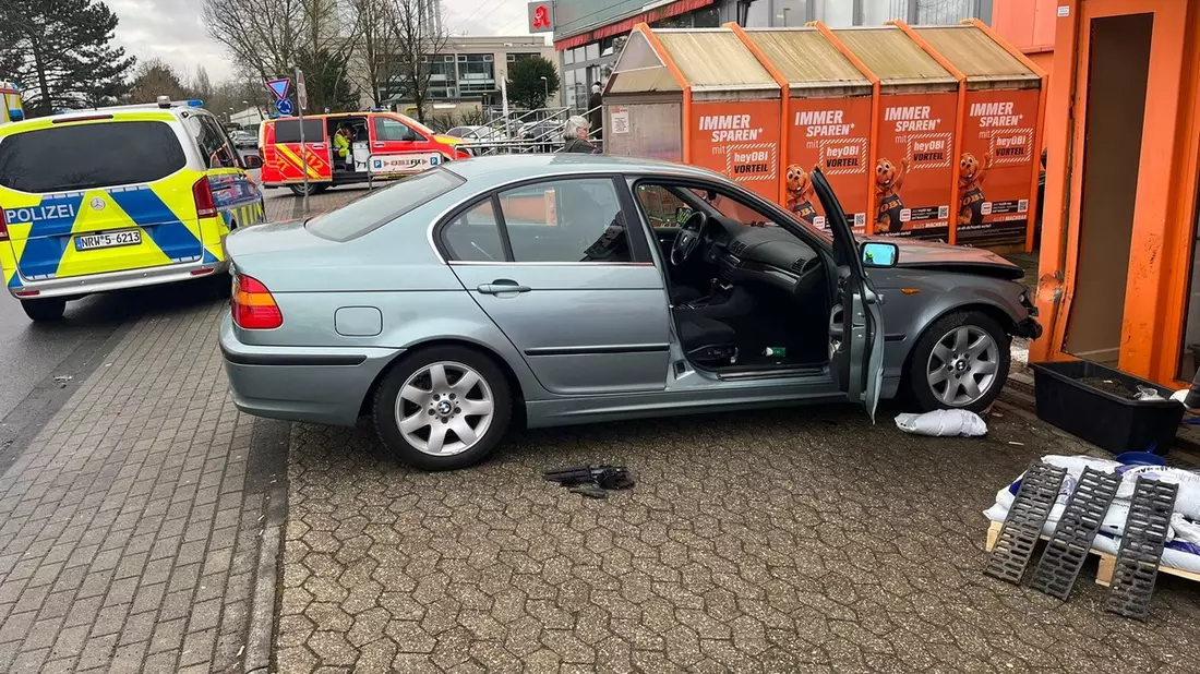 FW Ratingen: Verkehrsunfall - PKW fährt in Geschäftshaus - Bild: presseportal.de