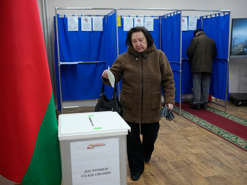 Lukaschenko ist seit 1994 an der Macht - und will noch mindestens fünf weitere Jahre regieren. - Foto: Pavel Bednyakov/AP/dpa