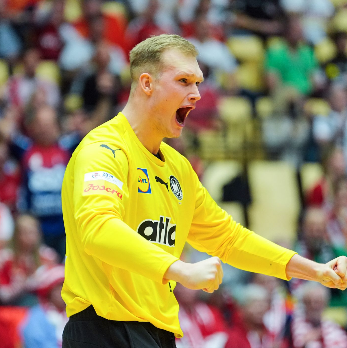 Die deutschen Handballer um Nils Lichtlein, David Späth und Johannes Golla (v.l.n.r.) treffen im WM-Viertelfinale auf Tunesien. - Foto: Soeren Stache/dpa