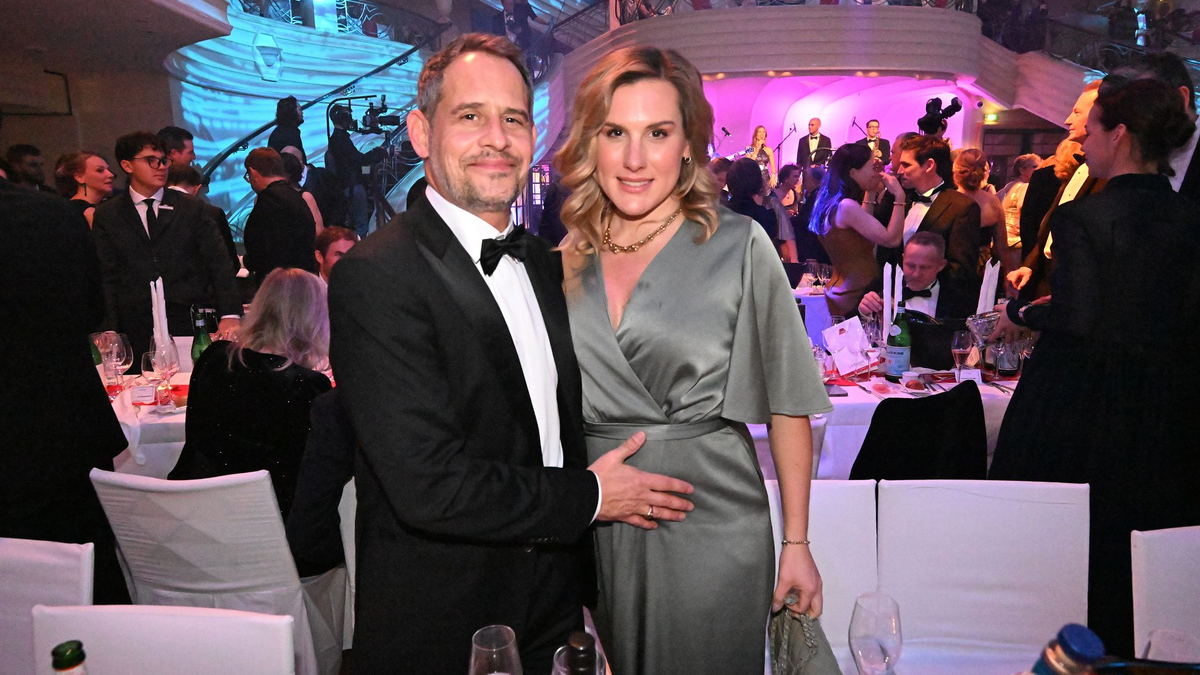 Gemeinsam posierten sie auf dem roten Teppich. - Foto: Felix Hörhager/dpa