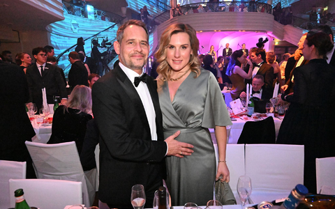 Gemeinsam posierten sie auf dem roten Teppich. - Foto: Felix Hörhager/dpa