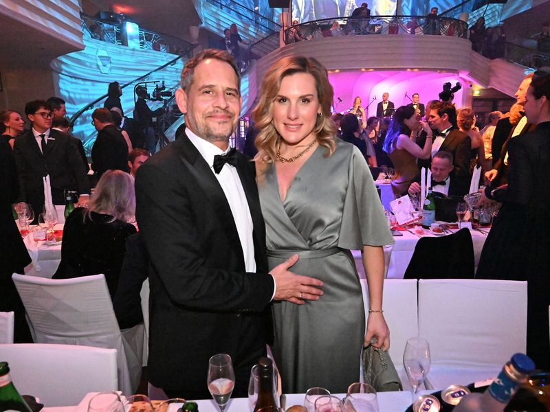 Gemeinsam posierten sie auf dem roten Teppich. - Foto: Felix Hörhager/dpa