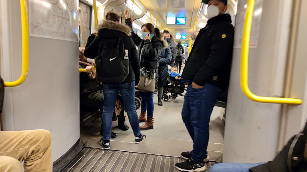 Menschen in einer U-Bahn (Archiv) - Foto: über dts Nachrichtenagentur