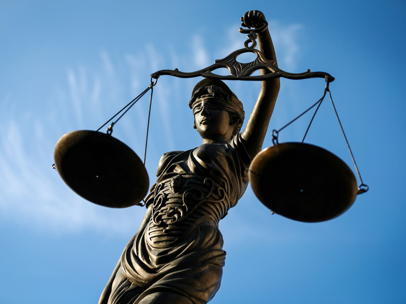 Die Deutschen nehmen die Justiz seltener in Anspruch als früher, die Zahl der Zivilklagen ist stark gesunken. - Foto: David-Wolfgang Ebener/dpa