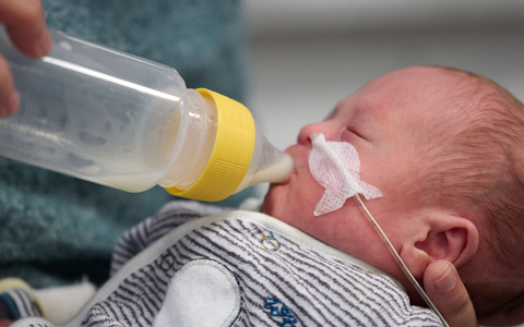 Der Aufbau von Milchbanken ist auch kosten- und personalintensiv   - Foto: Bernd Thissen/dpa