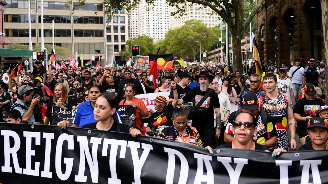 Zehntausende Menschen haben in Australien gegen den umstrittenen Nationalfeiertag  «Australia Day» protestiert. - Bild: Steven Markham/AAP/dpa