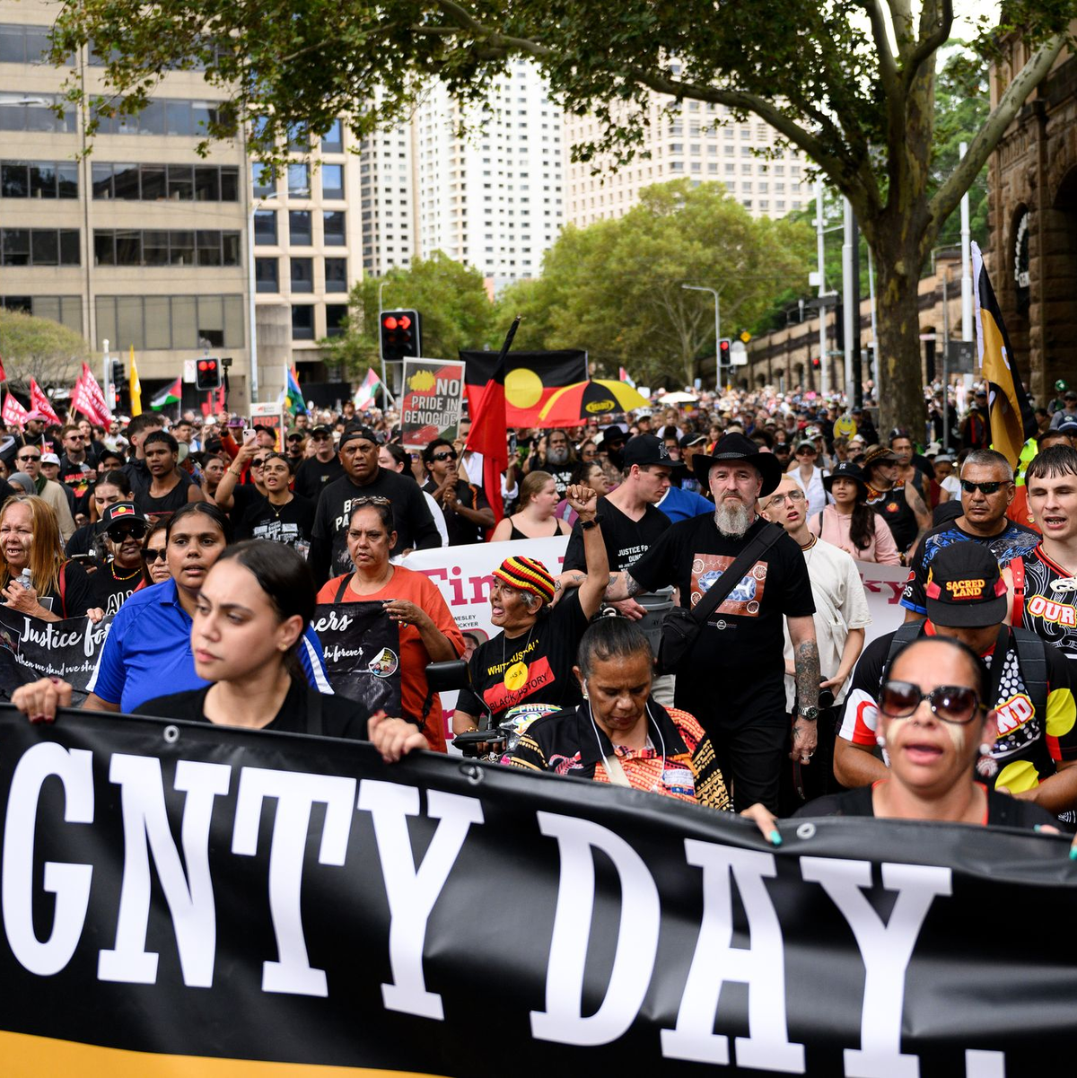 Zehntausende Menschen haben in Australien gegen den umstrittenen Nationalfeiertag  «Australia Day» protestiert. - Foto: Steven Markham/AAP/dpa