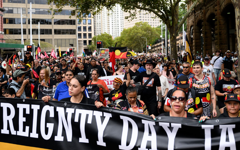 Zehntausende Menschen haben in Australien gegen den umstrittenen Nationalfeiertag  «Australia Day» protestiert. - Foto: Steven Markham/AAP/dpa