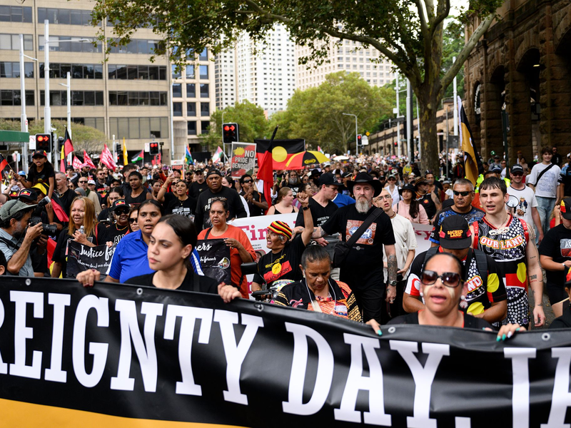 Zehntausende Menschen haben in Australien gegen den umstrittenen Nationalfeiertag  «Australia Day» protestiert. - Foto: Steven Markham/AAP/dpa