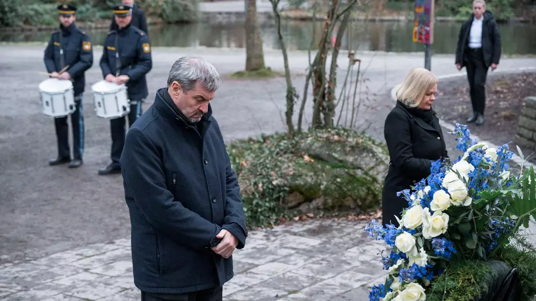 Kränze für die Opfer der Messerattacke von Aschaffenburg.  - Bild: Daniel Vogl/dpa